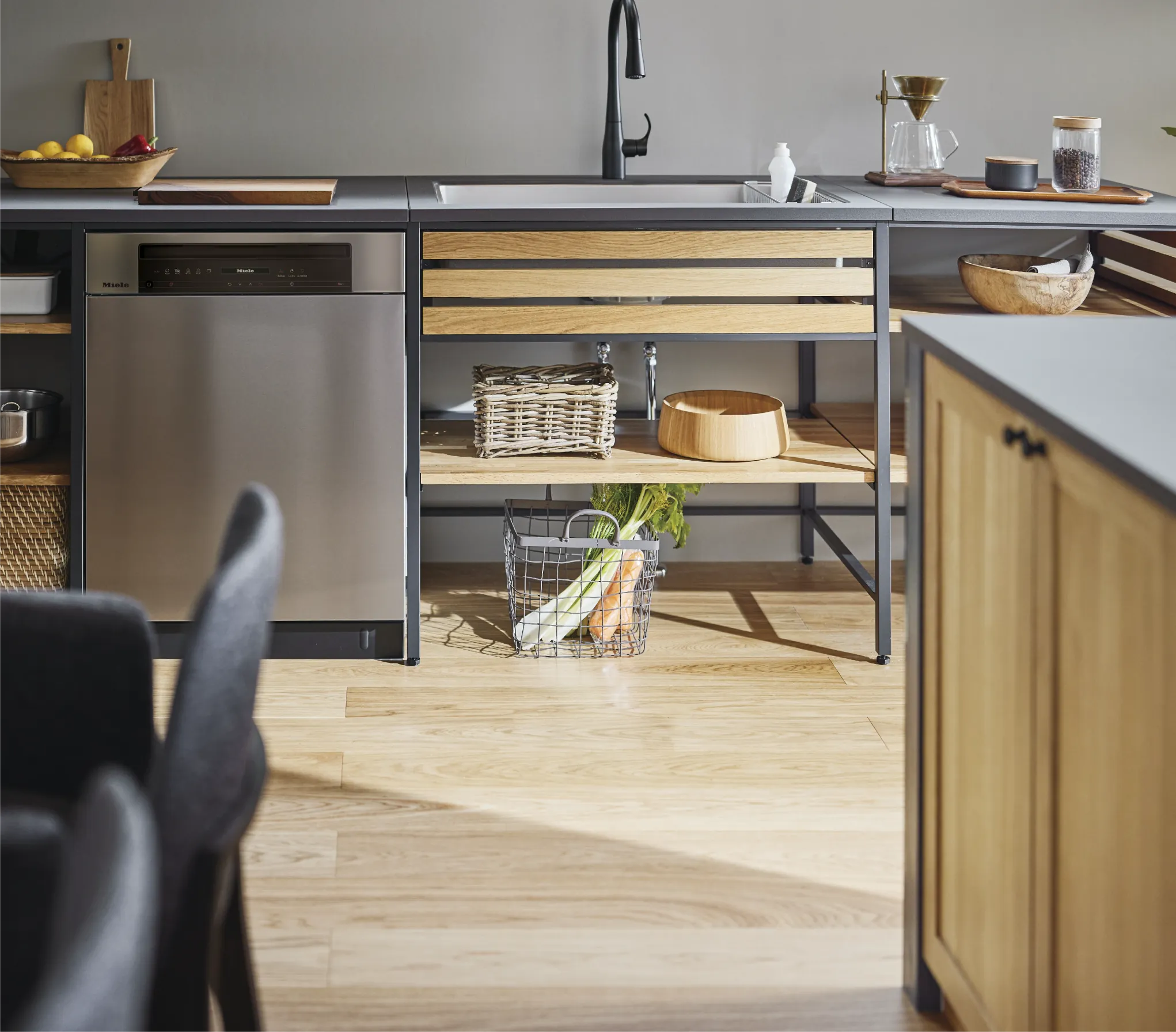 Frame kitchen 系列 松、橡木+鐵件